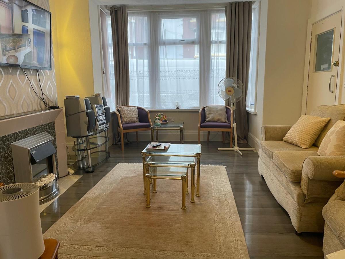 Renovated 4-Bed Home - Sleeps 9 - Parking - Spa Blackpool Zewnętrze zdjęcie