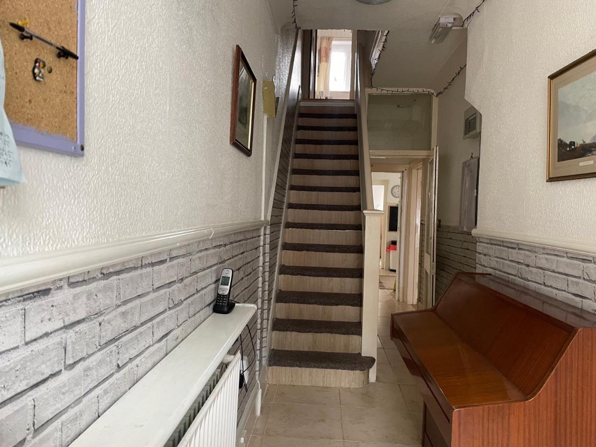 Renovated 4-Bed Home - Sleeps 9 - Parking - Spa Blackpool Zewnętrze zdjęcie